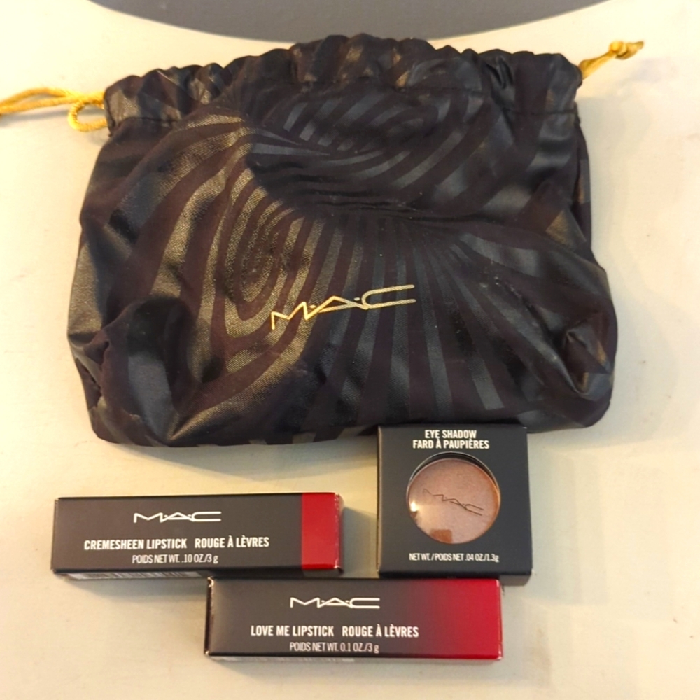 MAC Gift Set: 2 lipsticks 1 eye shadow, carry bag, NEW